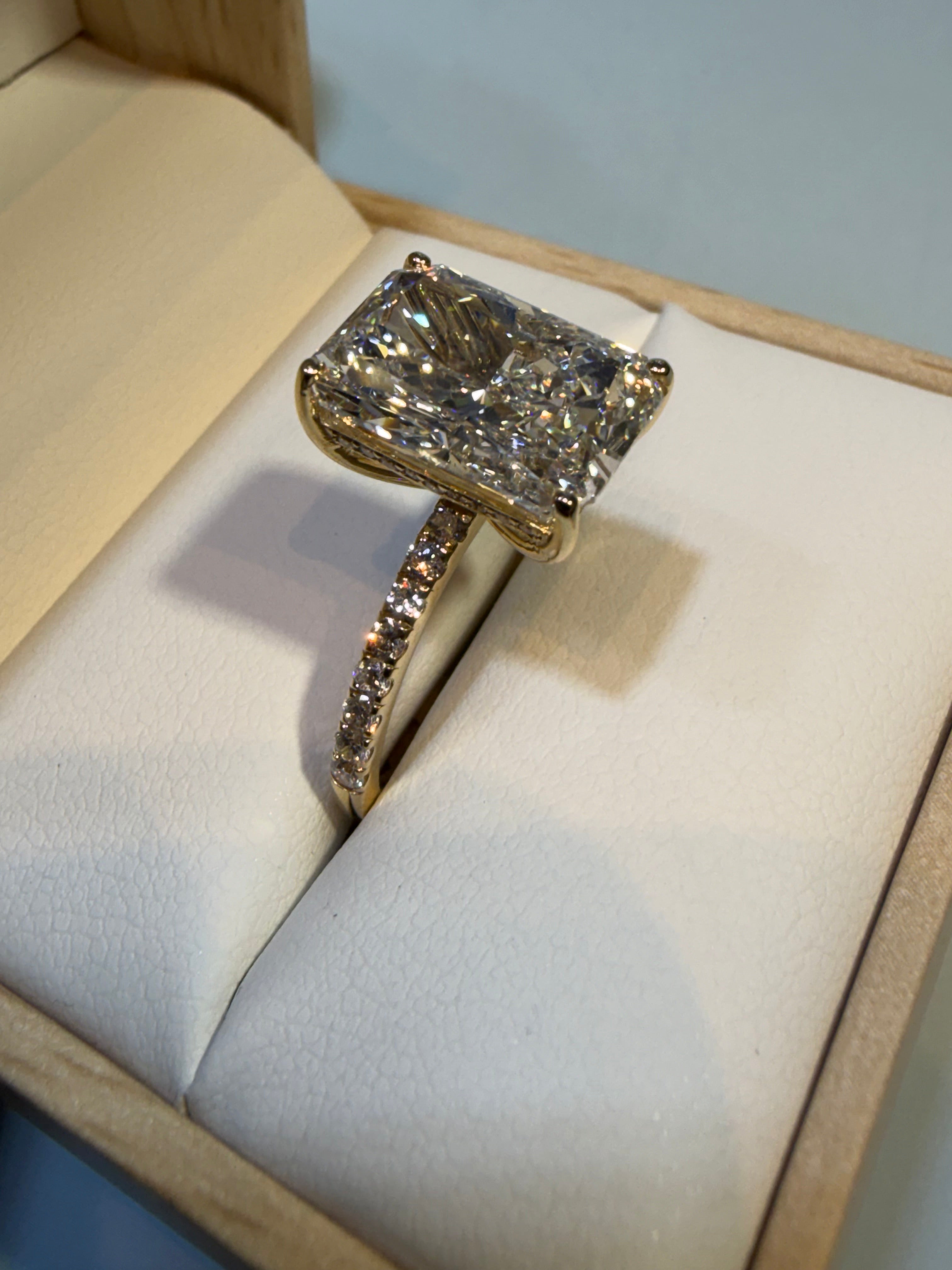 5 Carat Radiant Cut Lab-Grown Diamond Engagement Ring – 14K Yellow Gold | IGI Certified