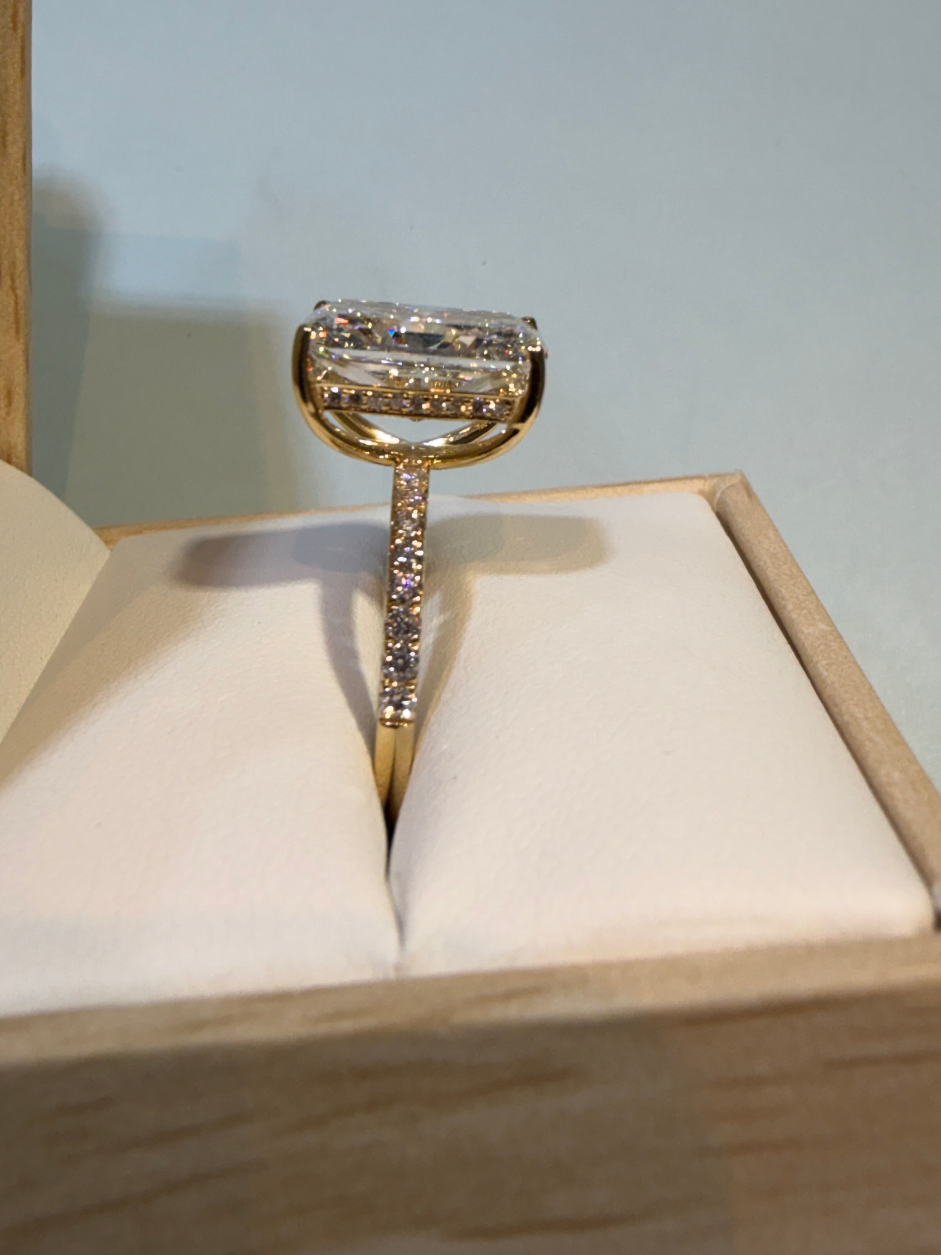 5 Carat Radiant Cut Lab-Grown Diamond Engagement Ring – 14K Yellow Gold | IGI Certified