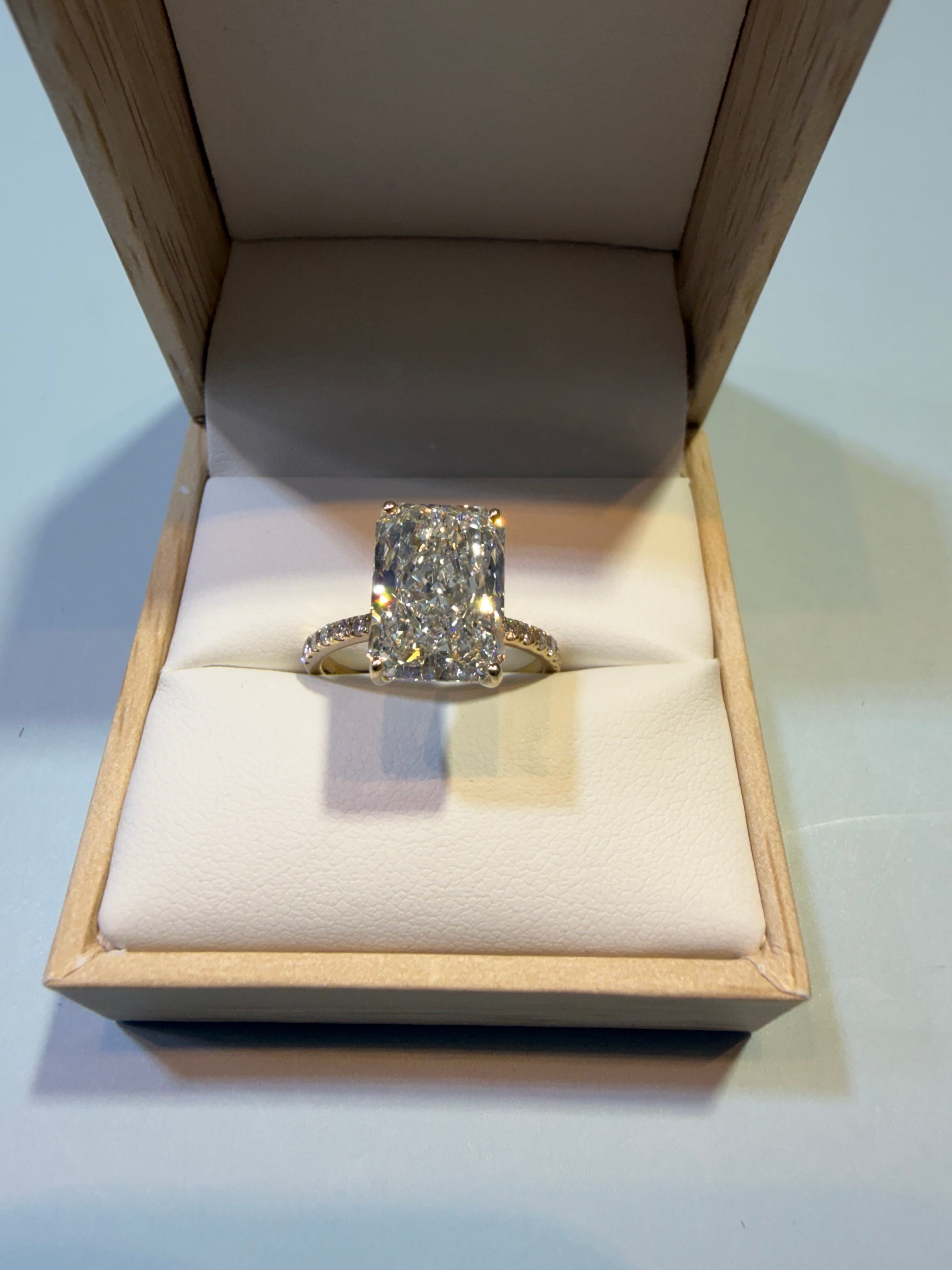 5 Carat Radiant Cut Lab-Grown Diamond Engagement Ring – 14K Yellow Gold | IGI Certified